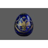 A 20TH CENTURY FABERGÉ PARCEL-GILT AND BLUE GLASS EGG