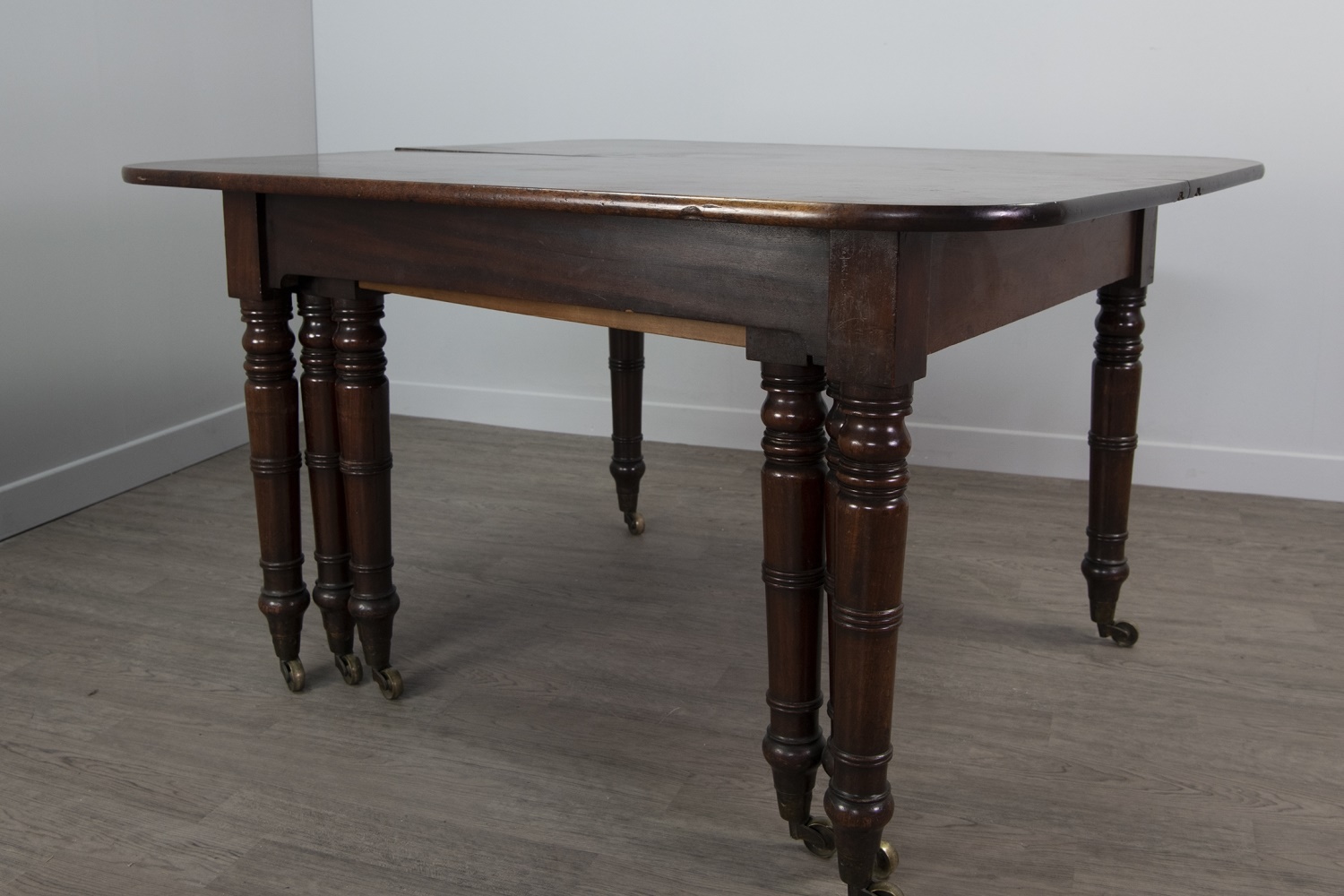 A REGENCY MAHOGANY EXTENDING DINING TABLE - Image 2 of 2