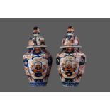 A PAIR OF EARLY 20TH CENTURY JAPANESE IMARI VASES AND COVERS