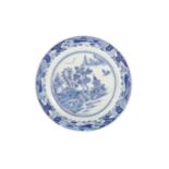 A LATE 18TH CENTURY CHINESE BLUE & WHITE PORCELAIN CHARGER