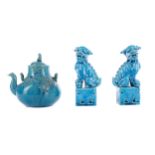 A LATE 19TH CENTURY CHINESE TURQUOISE GLAZED TEAPOT AND COVER, ALONG WITH A PAIR OF FOO DOGS
