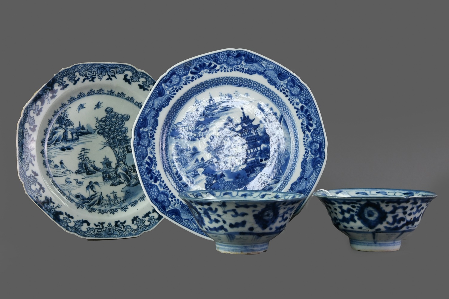 A 19TH CENTURY CHINESE BLUE & WHITE PORCELAIN PLATE, ALONG WITH ANOTHER AND TWO BOWLS