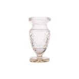 AN EARLY 20TH CENTURY CUT GLASS VASE