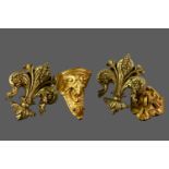 A PAIR OF EARLY 20TH CENTURY GILTWOOD WALL BRACKETS, ALONG WITH A PAIR OF FLEUR-DE-LIS