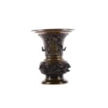 AN EARLY 20TH CENTURY CHINESE BRONZE VASE