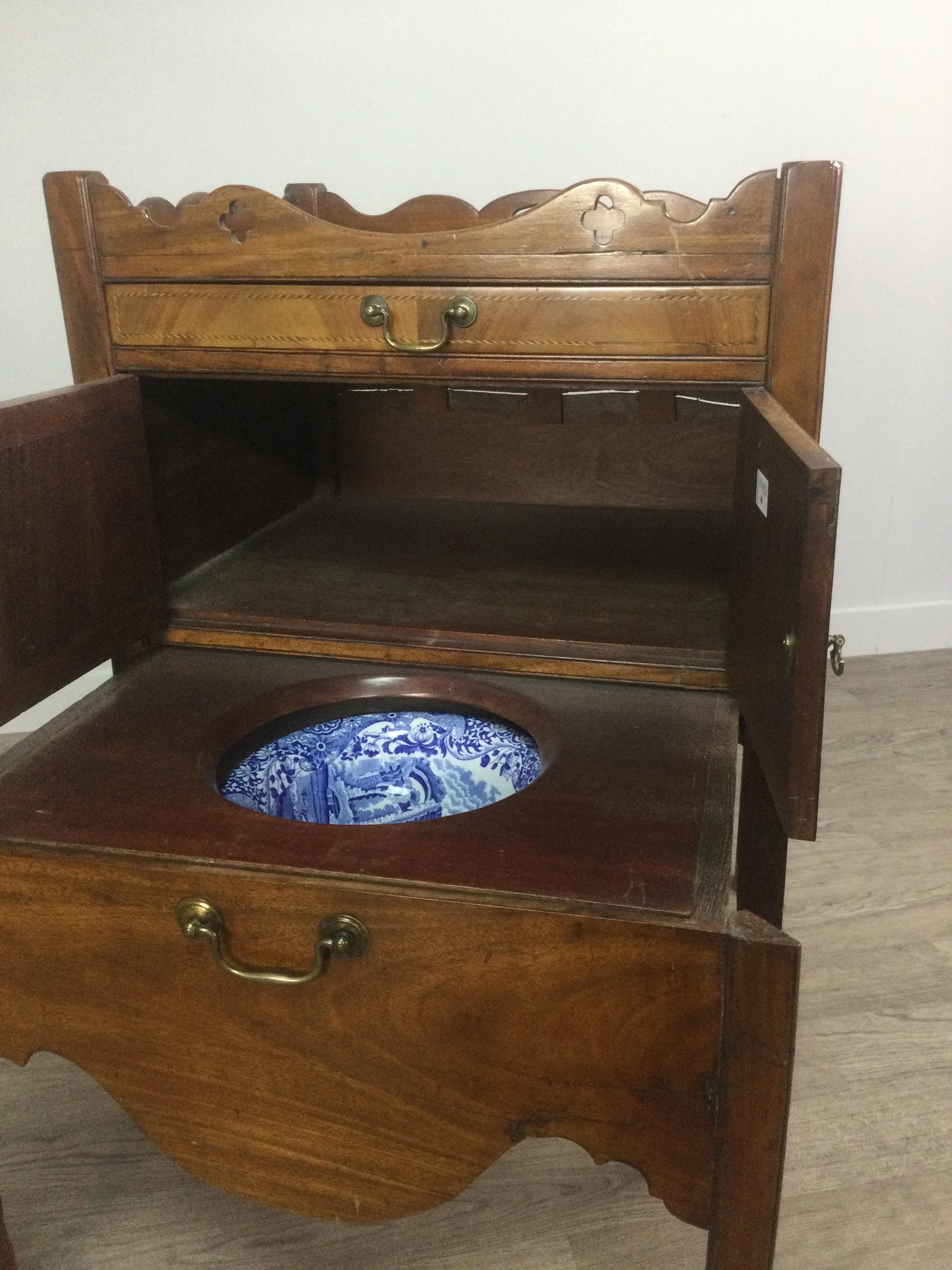 A 19TH CENTURY MAHOGANY TRAY TOP BEDSIDE COMMODE - Image 3 of 4