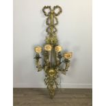 A CAST BRASS WALL LIGHT OF 18TH CENTURY DESIGN