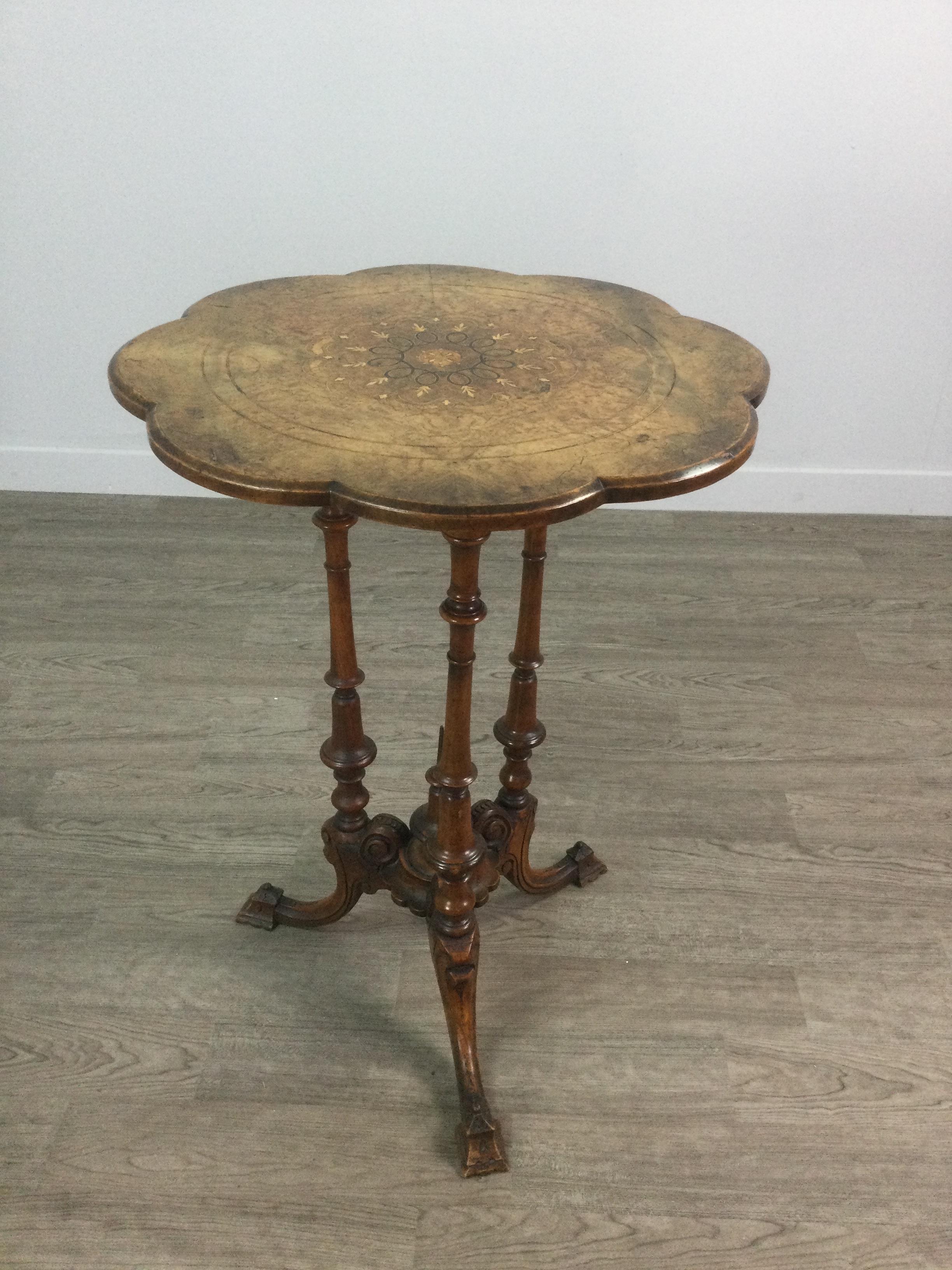 A VICTORIAN WALNUT OCCASIONAL TABLE - Image 2 of 3