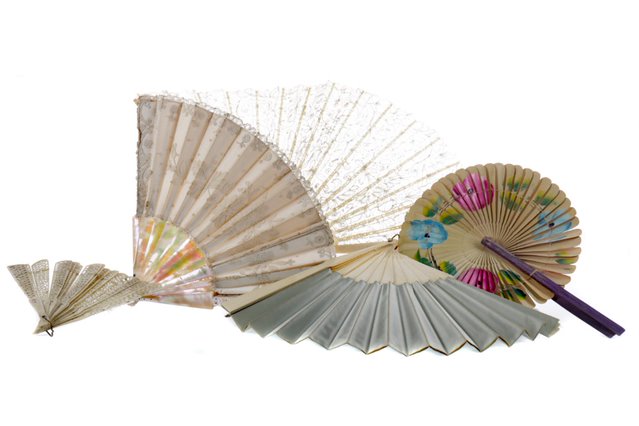 AN EARLY 20TH CENTURY IVORY AND LACE FAN, ALONG WITH SEVEN OTHERS