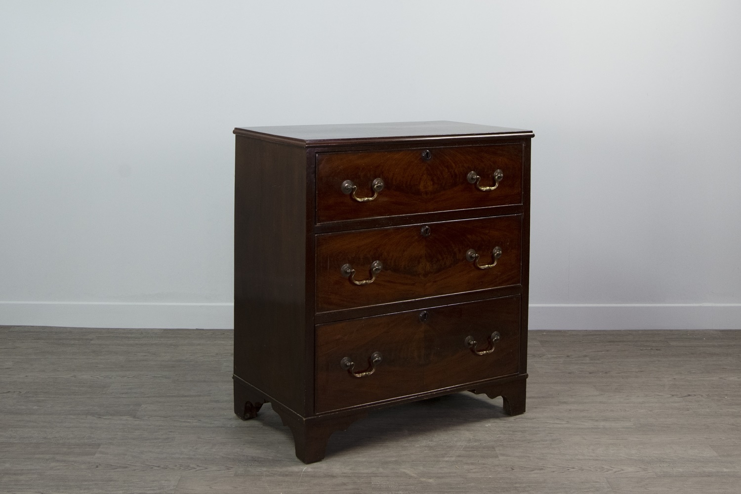 A SMALL MAHOGANY OBLONG CHEST - Image 2 of 2