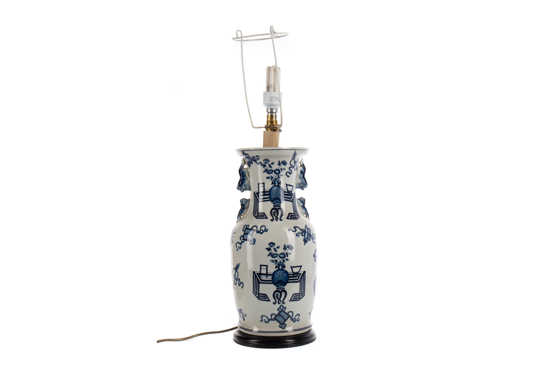 A MID-20TH CENTURY CHINESE BLUE & WHITE PORCELAIN TABLE LAMP