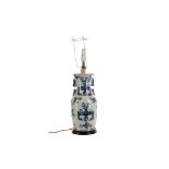 A MID-20TH CENTURY CHINESE BLUE & WHITE PORCELAIN TABLE LAMP