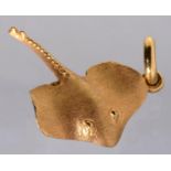 A GOLD STINGRAY PENDANT, 29MM L, MARKED ON LOOP 750, 5.7G