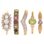A VICTORIAN STYLE REGARD RING (DEAREST) AND FOUR OTHER GEM SET RINGS, EACH IN GOLD OR GOLD MARKED