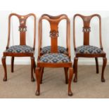 A SET OF FOUR MAHOGANY DINING CHAIRS WITH CARVED SPLAT, SEAT HEIGHT 45CM Numerous scuffs and