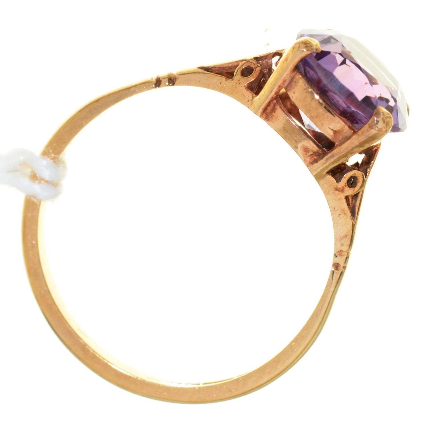 AN AMETHYST RING, IN 9CT GOLD, BIRMINGHAM 1972, 2.4GM SIZE M½ Good condition - Image 2 of 2