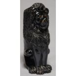 A CARVED WOOD SEATED LION WALL HANGING CLOTHES BRUSH HOLDER, EARLY 20TH C, INSET GLASS EYES, 25CM H,