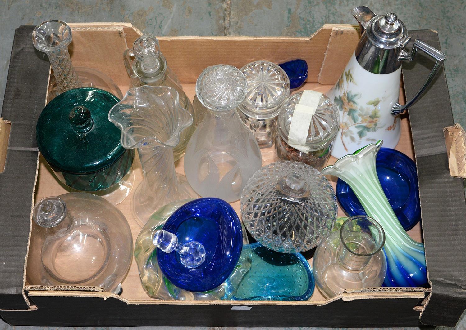 MISCELLANEOUS DECORATIVE GLASSWARE Generally in good condition