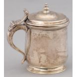 A GEORGE V SILVER TANKARD SHAPED MUSTARD POT, BLUE GLASS LINER, 80MM H, MARKS RUBBED, BY E S