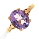 AN AMETHYST RING, IN 9CT GOLD, BIRMINGHAM 1972, 2.4GM SIZE M½ Good condition