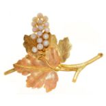 A CULTURED PEARL AND TWO COLOUR GOLD GRAPES  BROOCH, C1970, 76MM, INDISTINCT LOZENGE SHAPED MAKER'