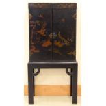 A BLACK JAPANNED CABINET ON STAND, FIRST HALF 20TH C, IN ENGLISH 18TH C STYLE, 161CM H; 73 X 31CM