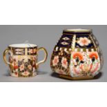 AN HEXAGONAL ROYAL CROWN DERBY WITCHES PATTERN VASE AND LOVING CUP, 1914 AND 19, VASE 90MM H,