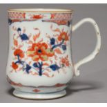 A CHINESE IMARI MUG, C1770, OF BALUSTER FORM, DECORATED WITH PEONY IN TWO PANELS RESERVED ON A