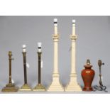 A TELESCOPIC LACQUERED BRASS COLUMNAR TABLE LAMP, EARLY 20TH C, ON STEPPED SQUARE BASE, 33CM H
