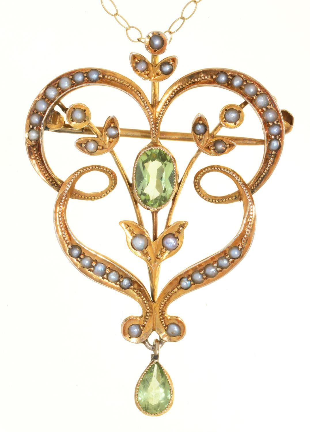 AN ART NOUVEAU PERIDOT AND SPLIT PEARL SET GOLD OPENWORK BROOCH PENDANT, C1905, 38MM, MARKED 9CT AND