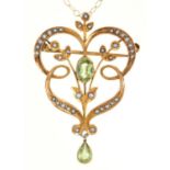 AN ART NOUVEAU PERIDOT AND SPLIT PEARL SET GOLD OPENWORK BROOCH PENDANT, C1905, 38MM, MARKED 9CT AND