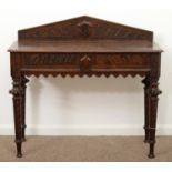 A VICTORIAN OAK HALL TABLE, LATE 19TH C, WITH SHIELD CARTOUCHE AND SCALLOPED APRON, ON SPIRALLY