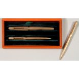 A PARKER 9CT GOLD FOUNTAIN PEN, PROPELLING PENCIL AND BALLPOINT PEN, WAVY ENGINE TURNED, MAKER'S
