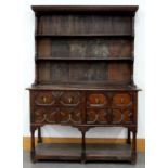 AN OAK DRESSER, 19TH C, WITH BOARDED RACK, FOUR GEOMETRIC MOULDED DRAWERS WITH BRASS DROP HANDLES