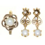 A PAIR OF CULTURED PEARL AND WHITE STONE PENDANT EARRINGS, IN GOLD, 24MM, MARKED 14K, 4.7G AND A