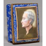 A FRENCH ENAMEL SNUFF BOX, LATE 19TH C, THE RECTANGULAR, END HINGED LID EMBOSSED WITH THE HEAD OF