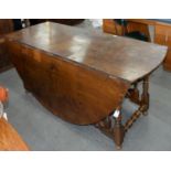 AN OAK DOUBLE GATELEG TABLE, 20TH C, IN CHARLES II STYLE, WITH BALUSTER AND BOBBIN TURNED