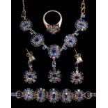 A SAPPHIRE SUITE, SECOND HALF 20TH C, IN GOLD, COMPRISING NECKLACE, EARRINGS, BRACELET AND RING,