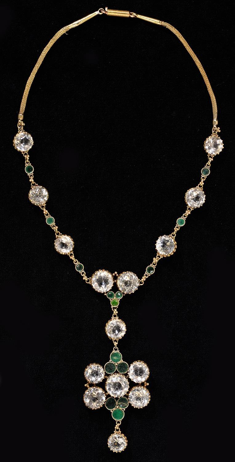 AN ARTS & CRAFTS PASTE SET GOLD AND ENAMEL NECKLACE, C1910, DROP APPROX 89MM, 36CM L, UNMARKED, 31.