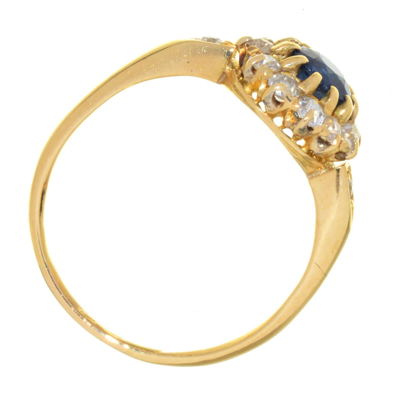 A SAPPHIRE AND DIAMOND CLUSTER RING, EARLY 20TH C, WITH DIAMOND SHOULDERS, IN 18CT GOLD, MARKS - Image 2 of 2