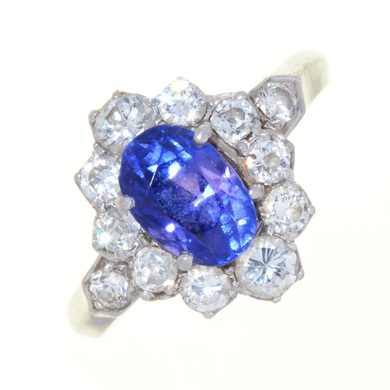 A TANZANITE AND DIAMOND CLUSTER RING, WITH DIAMOND SHOULDERS, IN PLATINUM, BIRMINGHAM 1995, 4.8G,