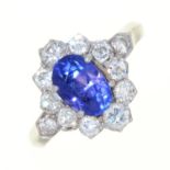 A TANZANITE AND DIAMOND CLUSTER RING, WITH DIAMOND SHOULDERS, IN PLATINUM, BIRMINGHAM 1995, 4.8G,