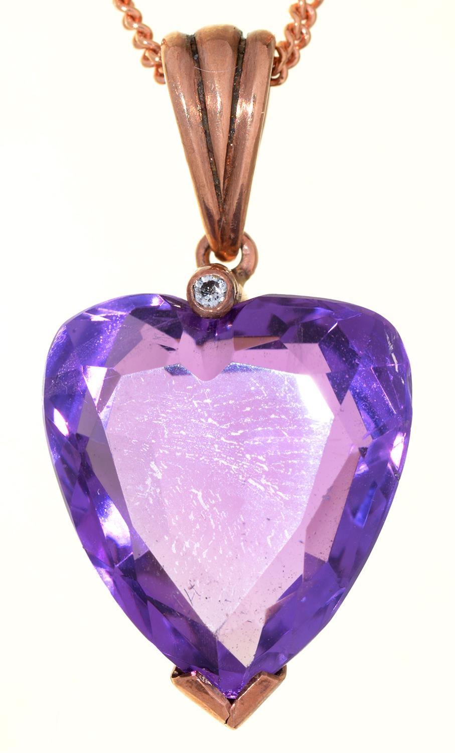 A HEART SHAPED AMETHYST PENDANT, EARLY 20TH C WITH DIAMOND ACCENT, GOLD LOOP, 29MM OVERALL AND A