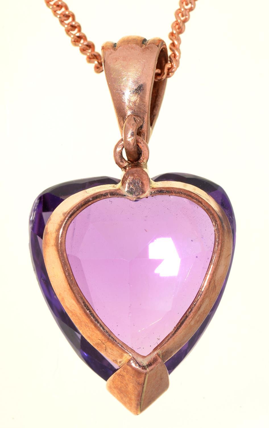 A HEART SHAPED AMETHYST PENDANT, EARLY 20TH C WITH DIAMOND ACCENT, GOLD LOOP, 29MM OVERALL AND A - Image 2 of 2