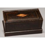 A WOOD GRAIN PAINTED PINE CANDLE BOX, 19TH C, THE SLIDING LID APPLIED WITH A VARNISHED PRINT OF A