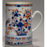 A CHINESE IMARI MUG, 18TH C, DECORATED WITH TWO PHOENIX BETWEEN FLOWERING PLANTS, 15.5CM H