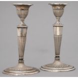 A PAIR OF GEORGE V SILVER CANDLESTICKS, PARTLY REEDED, ON OVAL FOOT, 19CM H, BY W HUTTON & SONS LTD,