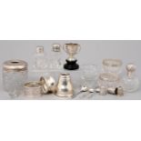 MISCELLANEOUS SILVER MOUNTED GLASS ARTICLES, INCLUDING SCENT / SALTS BOTTLES, SALT CELLARS AND A