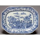 A CHINESE EXPORT BLUE AND WHITE DISH, LATE 18TH C, PAINTED WITH PEONY, BAMBOO AND FENCE IN