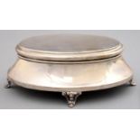 AN EDWARDIAN OVAL SILVER JEWEL BOX OF CAVETTO FORM WITH MOULDED LID, ON FOUR FEET, 16CM L, BY A